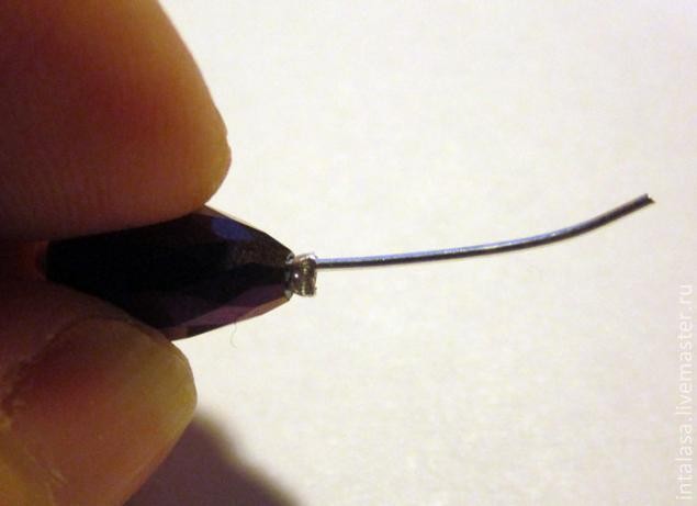 Как вклеить бусинку в цветок канзаши