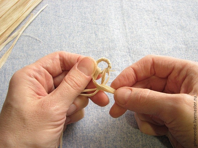 Плетем подставку под горячее из кукурузных листьев: часть 2