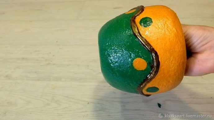 Идеи цветочных горшков из колготок и консервных банок