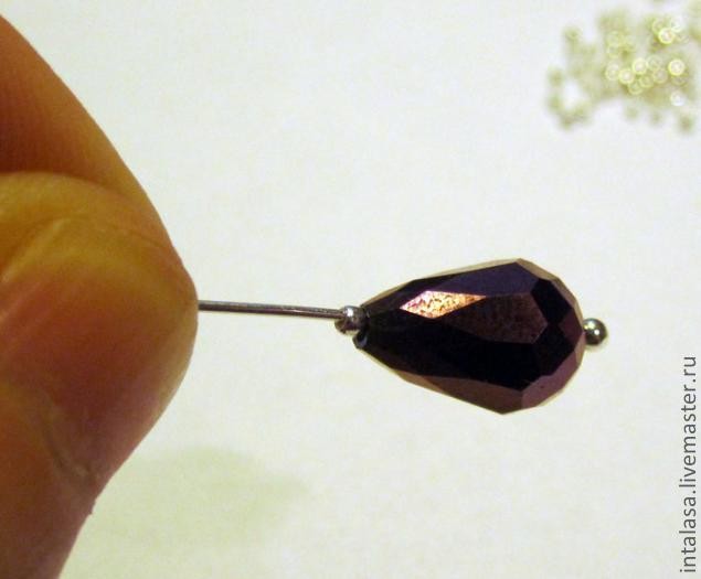 Как вклеить бусинку в цветок канзаши