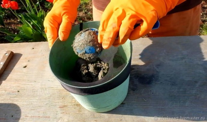 Идеи цветочных горшков из колготок и консервных банок