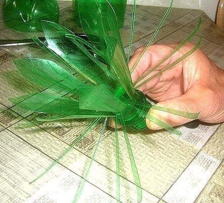 Цветок из пластиковой бутылки для дачного декора