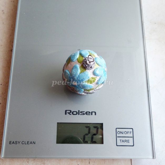 Ёлочная игрушка "Корзинка с цветами из опилок": часть 2