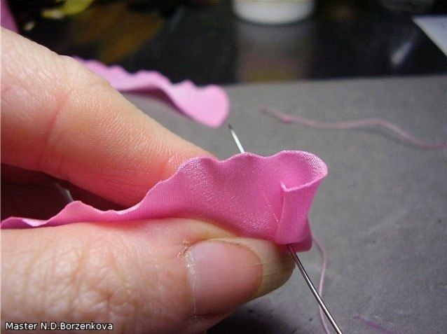 Милая розочка из плотного шелка