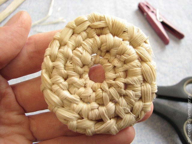 Плетем подставку под горячее из кукурузных листьев: часть 5
