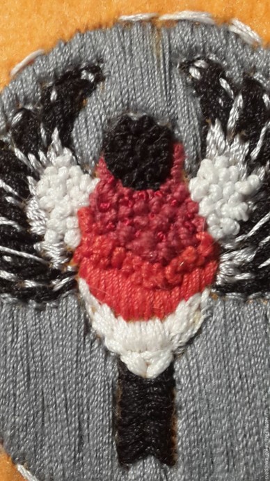 Вышиваем нитью, бисером и бусинами винтажную брошь "Королевский снегирь": часть 2