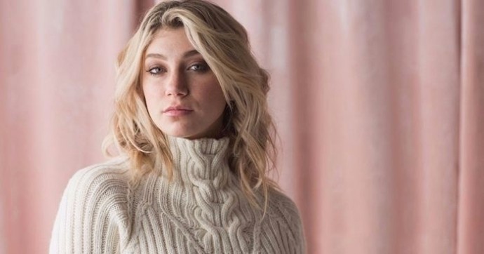 Джемпер с резинкой и косами