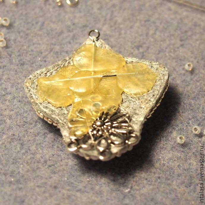 Вышиваем сережки "Лепестки сакуры": часть 2