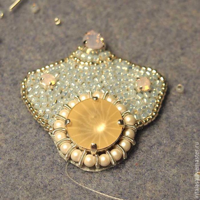 Вышиваем сережки "Лепестки сакуры": часть 2