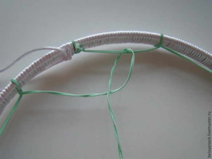 Мастерим новогодний ловец снов из мишуры и елочных украшений: часть 1