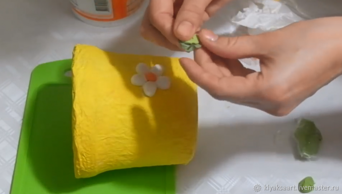 Мастерим сказочный горшок из пластикового ведерка