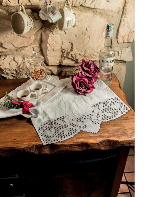 Сердечные салфетки и кайма с сердечками в филейной технике крючком