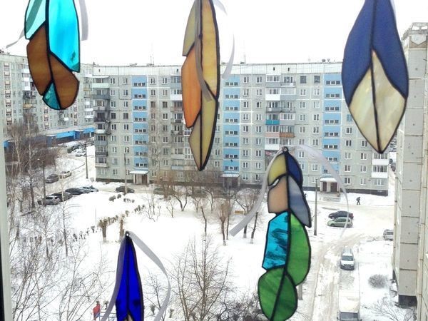 Делаем подвес на окно из витражных перьев