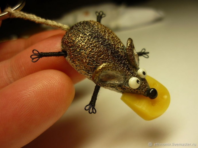 Мастер-класс по изготовлению брелока "Мышь": часть 3