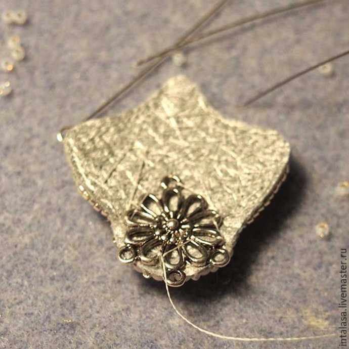 Вышиваем сережки "Лепестки сакуры": часть 2