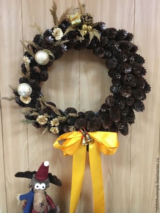 Венок из шишек