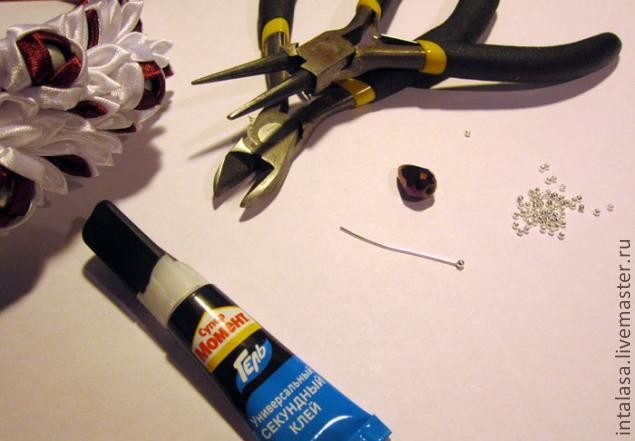 Как вклеить бусинку в цветок канзаши