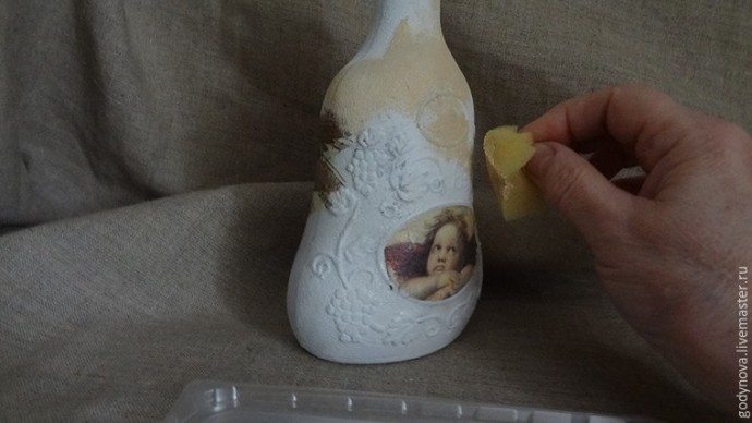 Мастер-класс: декор бутылки для святой воды в технике декупаж, часть 2