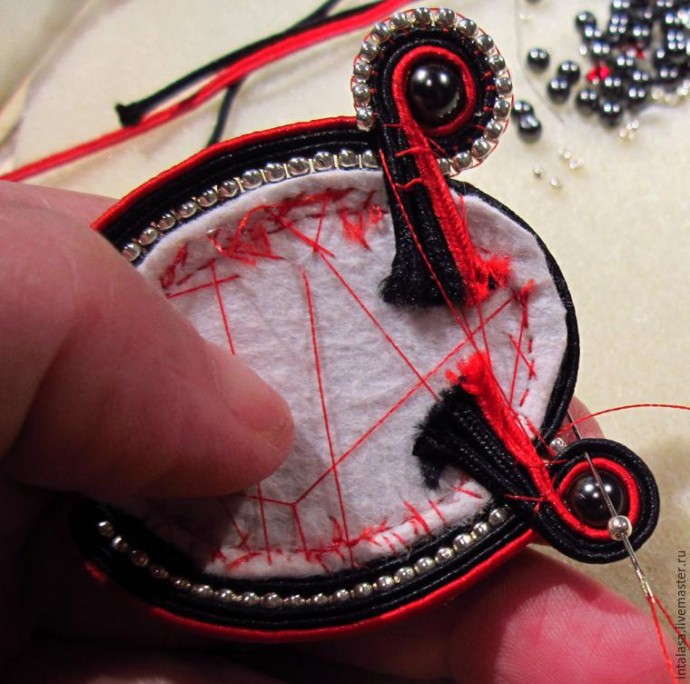 Создаем колье в технике сутажной вышивки: часть 2