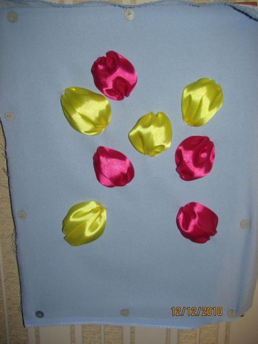 Вышивка лентами: тюльпаны