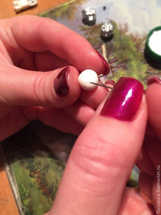 Мастер-класс по лепке сережек "Белые мишки в колпачках": часть 1