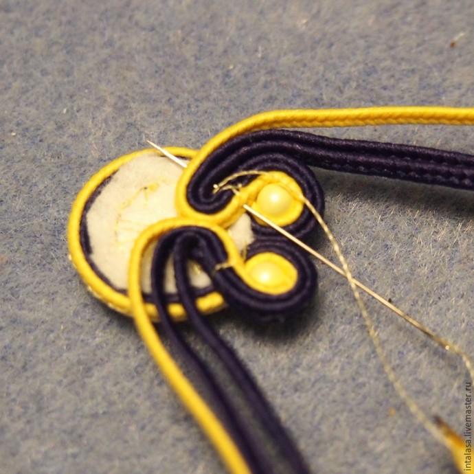 Делаем сережки в технике сутажной вышивки: часть 2