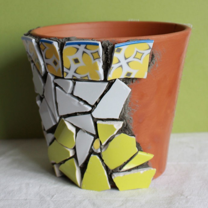 Декорируем цветочный горшок мозаикой из битой посуды: часть 2