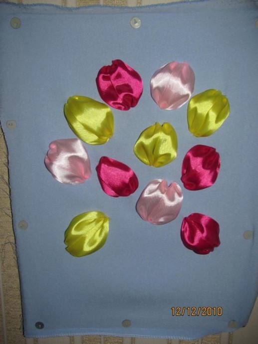 Вышивка лентами: тюльпаны