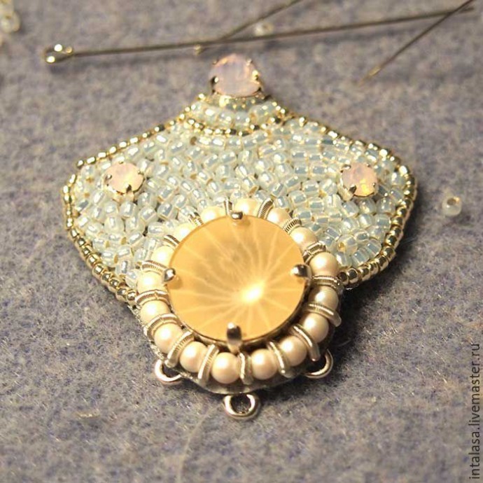 Вышиваем сережки "Лепестки сакуры": часть 2