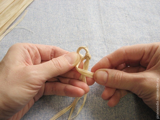 Плетем подставку под горячее из кукурузных листьев: часть 2