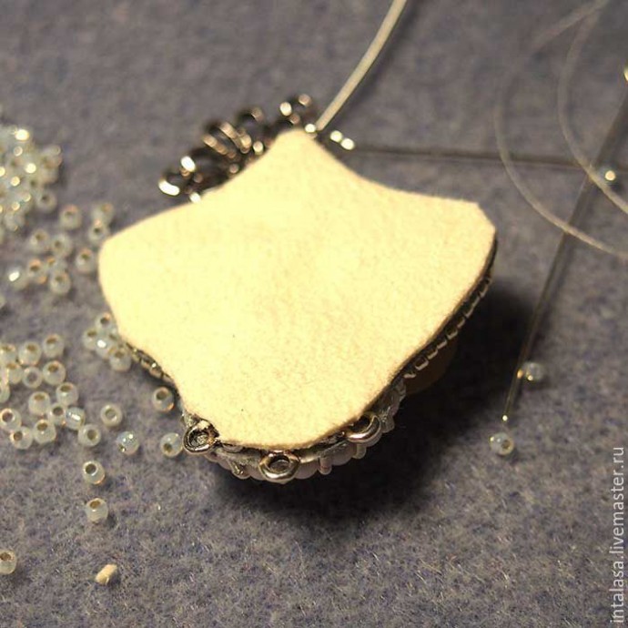 Вышиваем сережки "Лепестки сакуры": часть 2