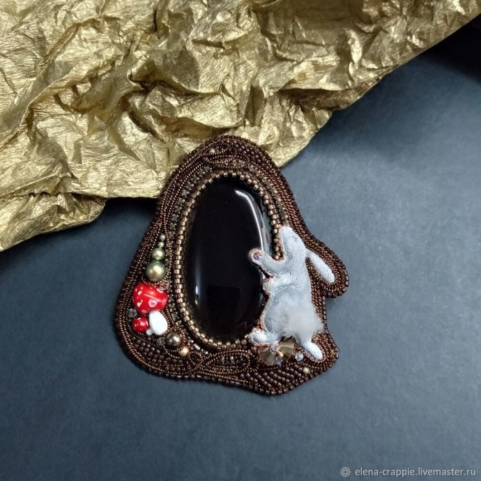 Брошь из бисера с кроликом