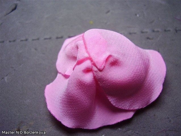 Милая розочка из плотного шелка