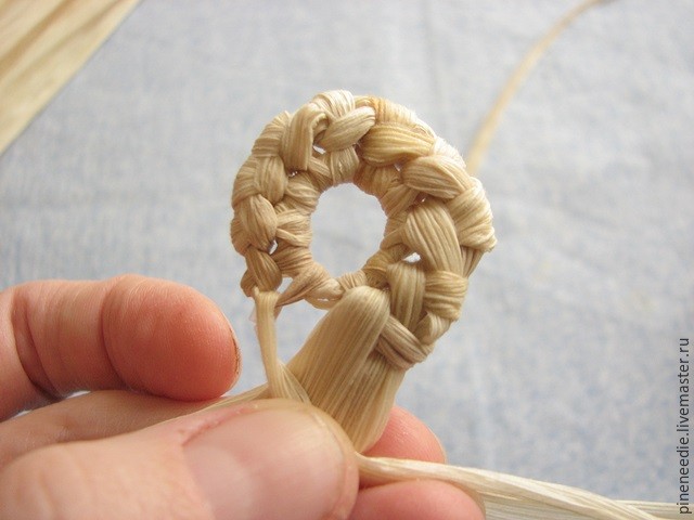 Плетем подставку под горячее из кукурузных листьев: часть 3