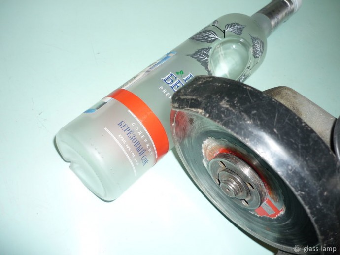 Изготавливаем настольный светильник из стеклянной бутылки: часть 1