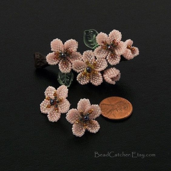 Чудесные украшения из очень простых цветочков