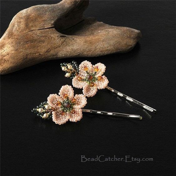 Чудесные украшения из очень простых цветочков