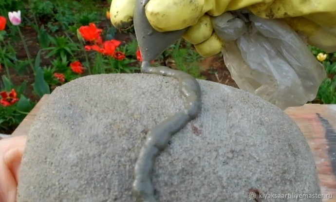 Идеи цветочных горшков из колготок и консервных банок