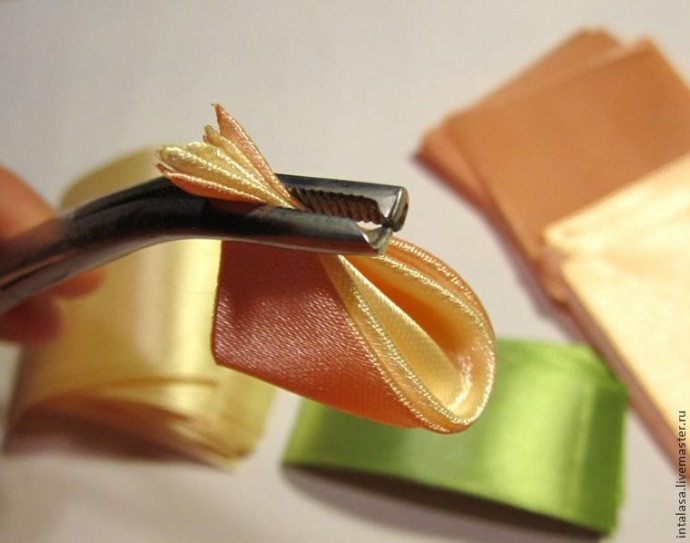 Создаем резиночку для волос в технике канзаши: часть 1