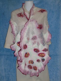 Вязано-валяный палантин "Розанчики"