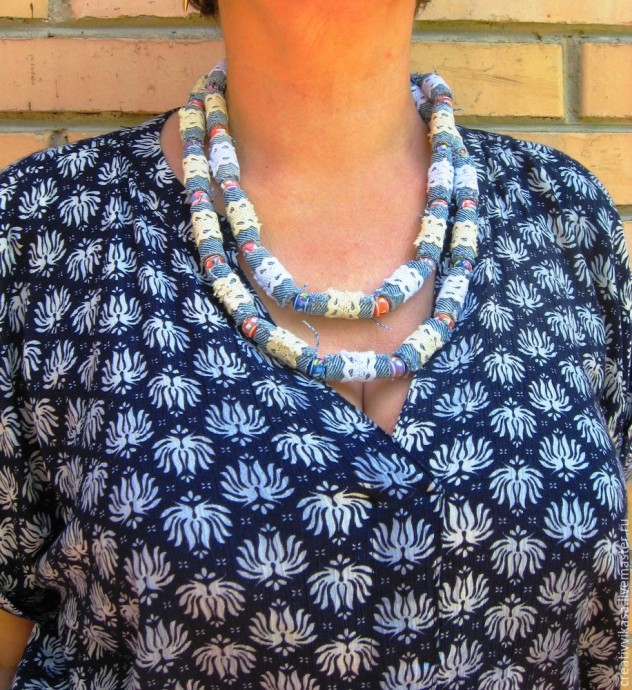 Делаем бусы из джинсовой ткани