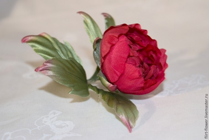 Делаем символ любви и богатства: пион цвета марсала из шелка