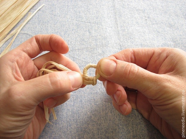 Плетем подставку под горячее из кукурузных листьев: часть 2