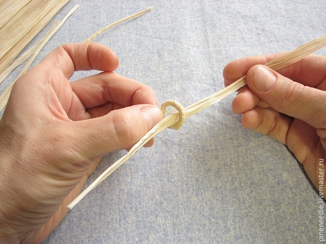 Плетем подставку под горячее из кукурузных листьев: часть 2