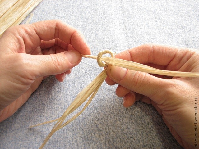 Плетем подставку под горячее из кукурузных листьев: часть 2