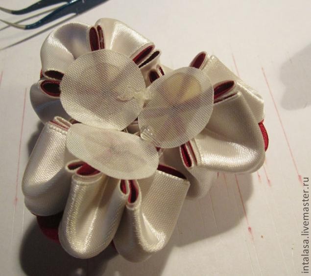Сборка объемного букета в технике канзаши