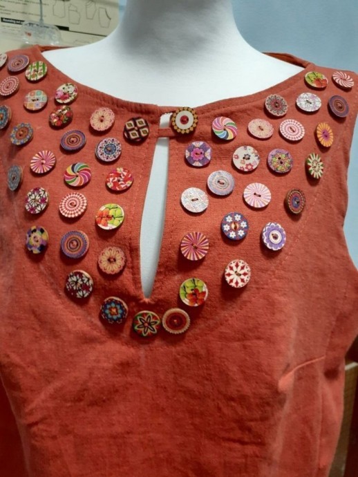 Украшаем одежду пуговицами