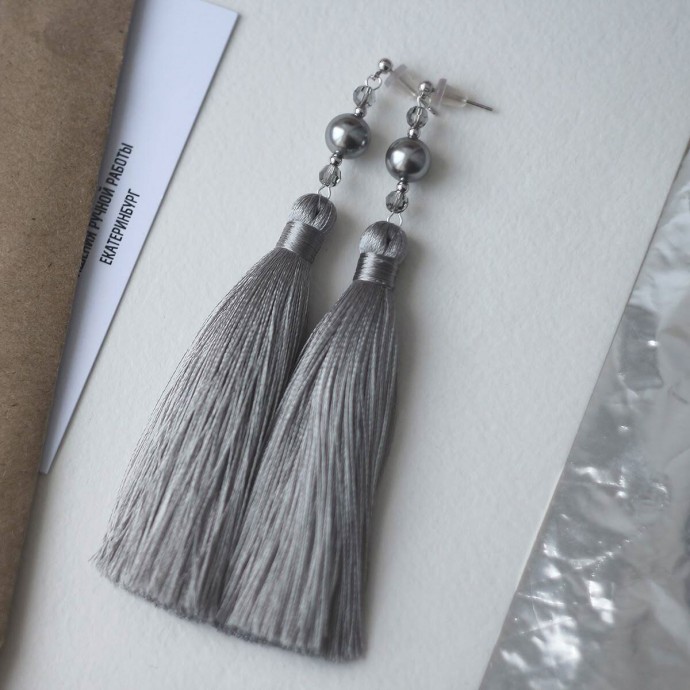 Красивые серьги из нитей