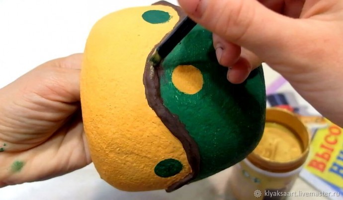 Идеи цветочных горшков из колготок и консервных банок