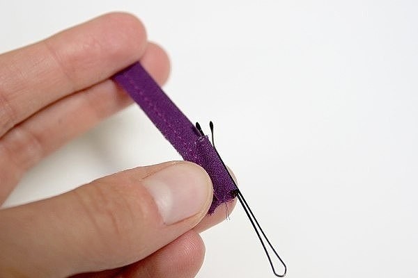 Как вывернуть тонкие бретельки с помощью невидимки